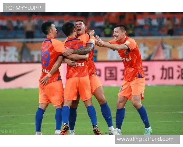 武汉足球队团队协作引发热议球迷对战术配合和球员默契提出不同看法 武汉足球队团队协作引发热议球迷对战术配合和球员默契提出不同看法